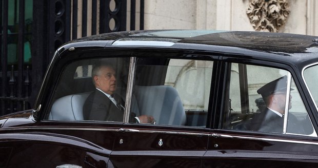 Princ Andrew dorazil do Buckinghamského paláce.