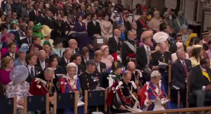 Princ Harry sedí ve třetí řadě se sestřenicemi a jejich manžely.