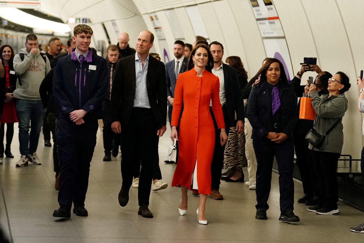 Princ William a princezna Kate se projeli metrem po Elizabeth Line. Cestovali do restaurace Dog and Duck, aby si poslechli, jak se podnik připravuje na korunovaci.
