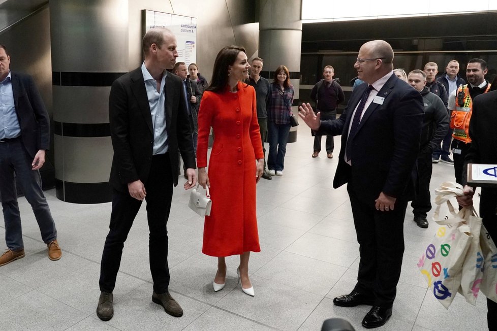 Princ William a princezna Kate se projeli metrem po Elizabeth Line. Cestovali do restaurace Dog and Duck, aby si poslechli, jak se podnik připravuje na korunovaci.