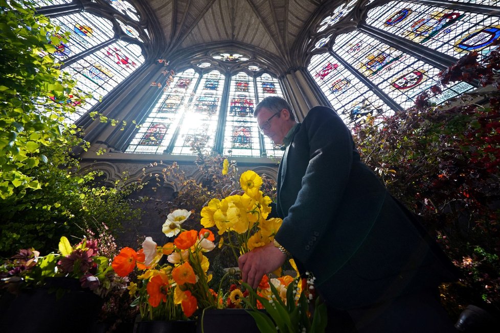 Ve Westminsterském opatství už se chystá květinová výzdoba.