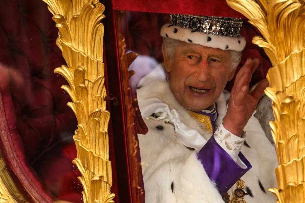 Korunovace krále Karla III.: Zlatý kočár cestou do paláce
