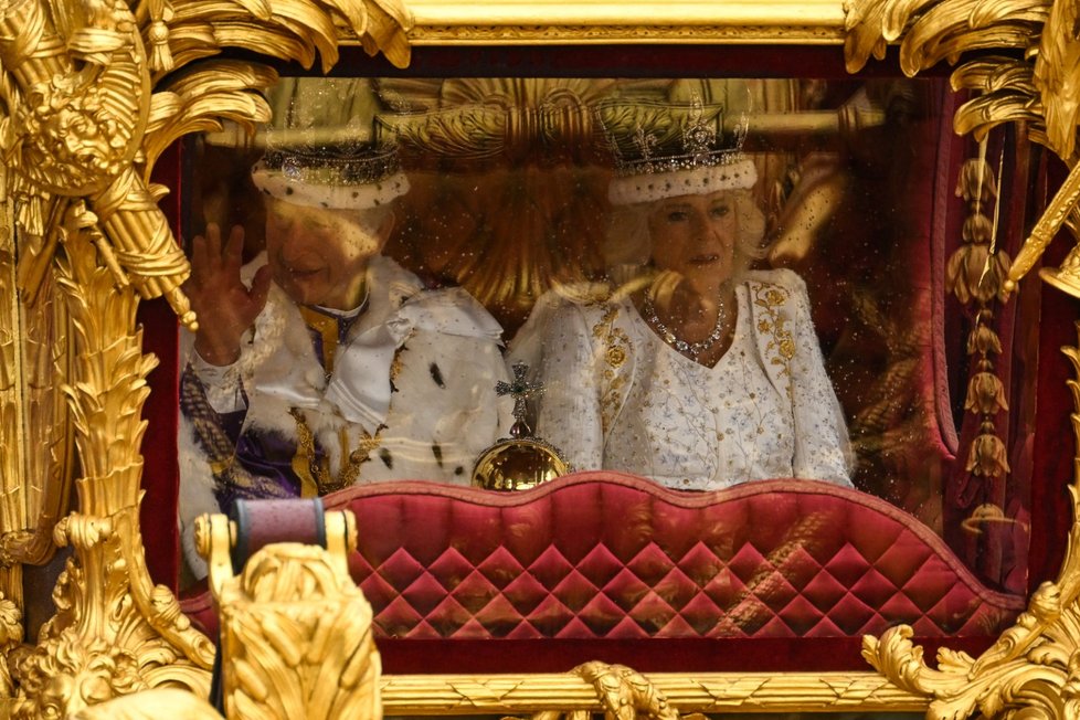 Korunovace krále Karla III.: Zlatý kočár cestou do paláce