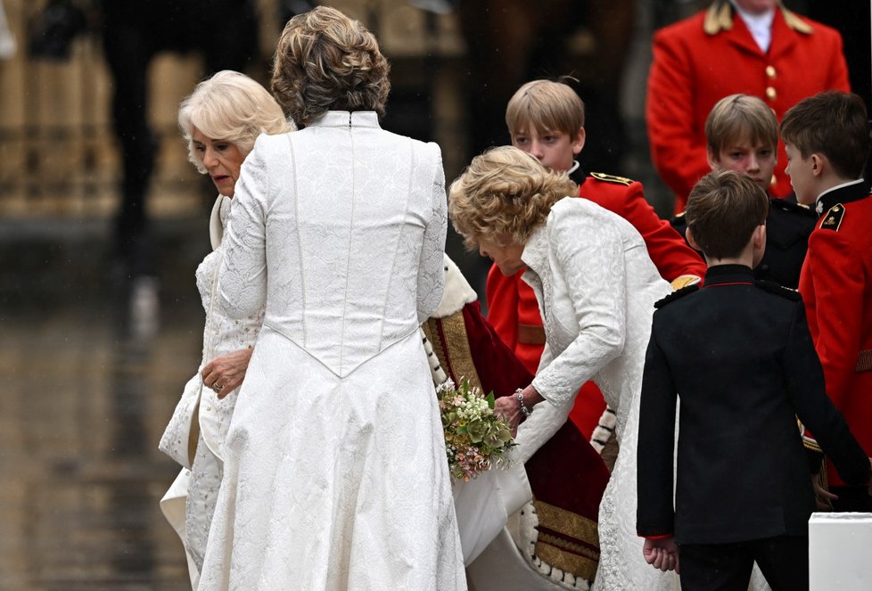 Korunovace krále Karla III.: Camilla přijíždí