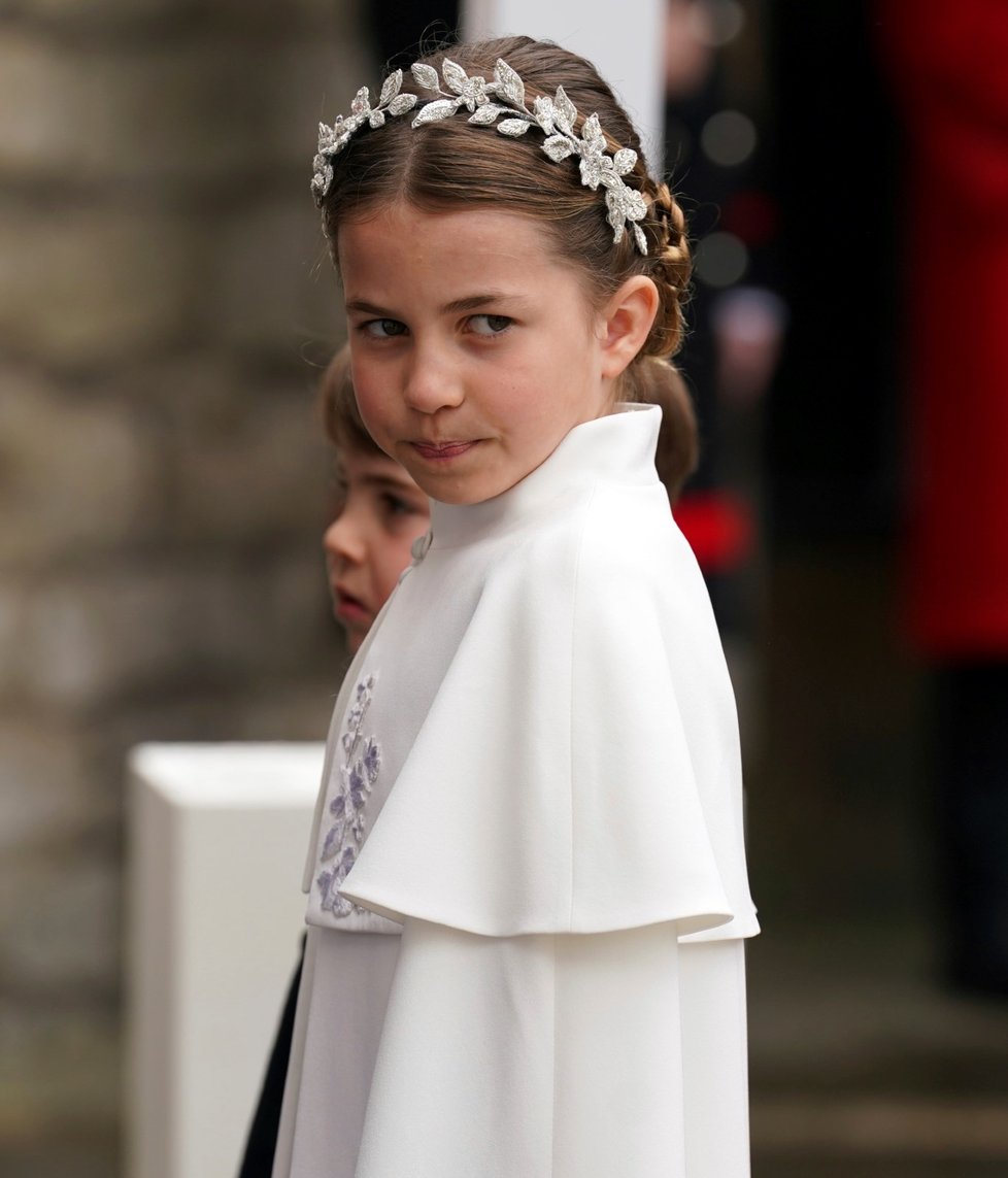 Podobnou čelenku jako princezna Kate vynesla také její dcera, princezna Charllote.krále Karla: Princezna Charlotte