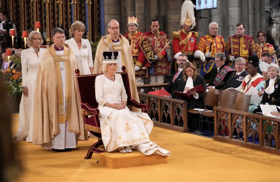 Korunovace krále Karla III.: Camilla je již oficiálně královnou-chotí