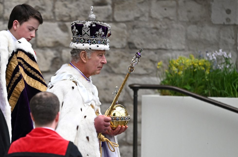 Korunovace krále Karla III.: Odchod z Westminsterského opatství