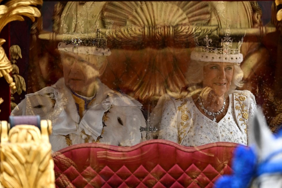 Korunovace krále Karla III.: Král Karel s manželkou Camillou v kočáře