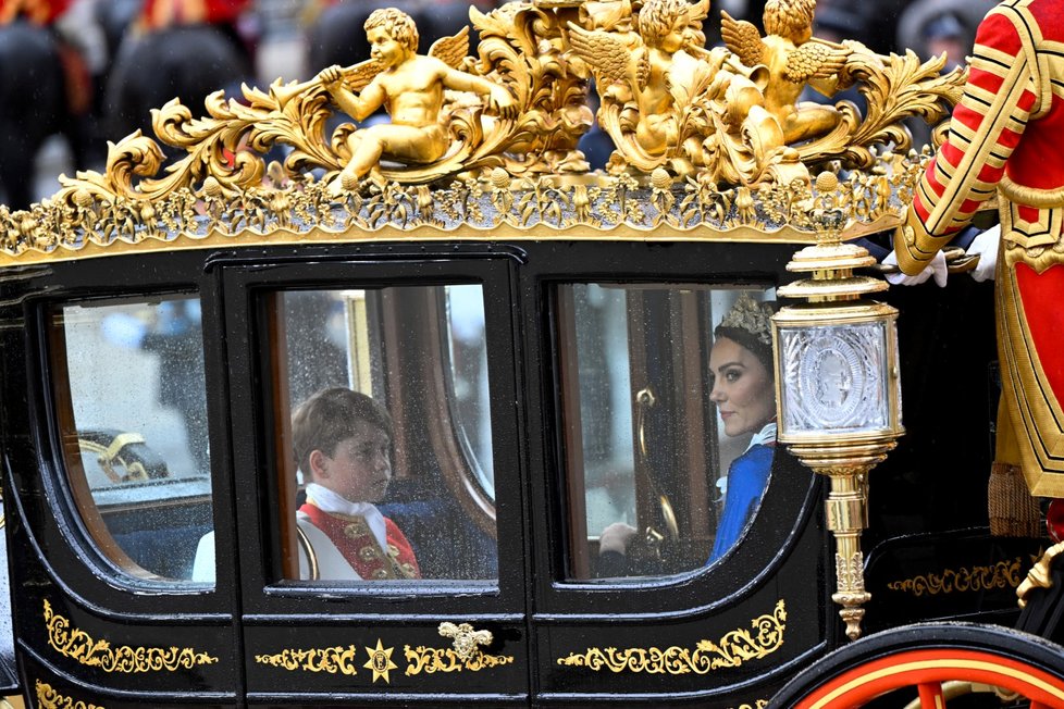 Korunovace krále Karla III.: William, Kate a s dětmi opouští Westminsterské opatství