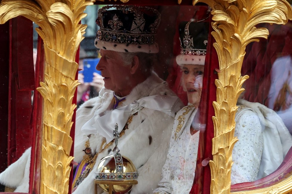 Korunovace krále Karla III.. Procesí do paláce