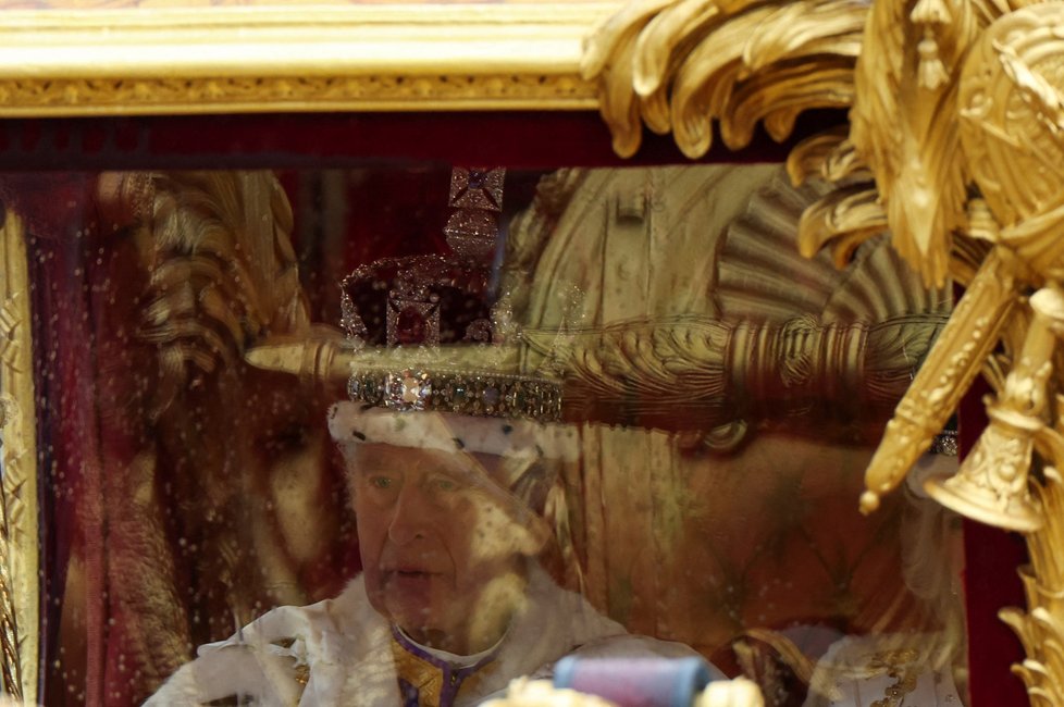 Korunovace krále Karla III.. Procesí do paláce