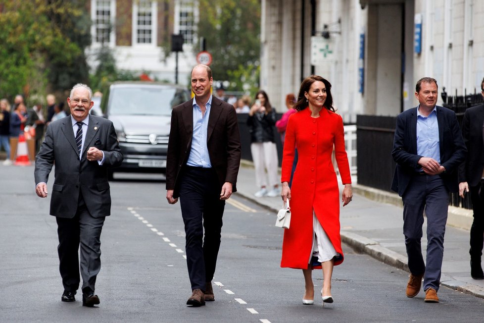 Princ William a princezna Kate na cestě do restaurace Dog and Duck.