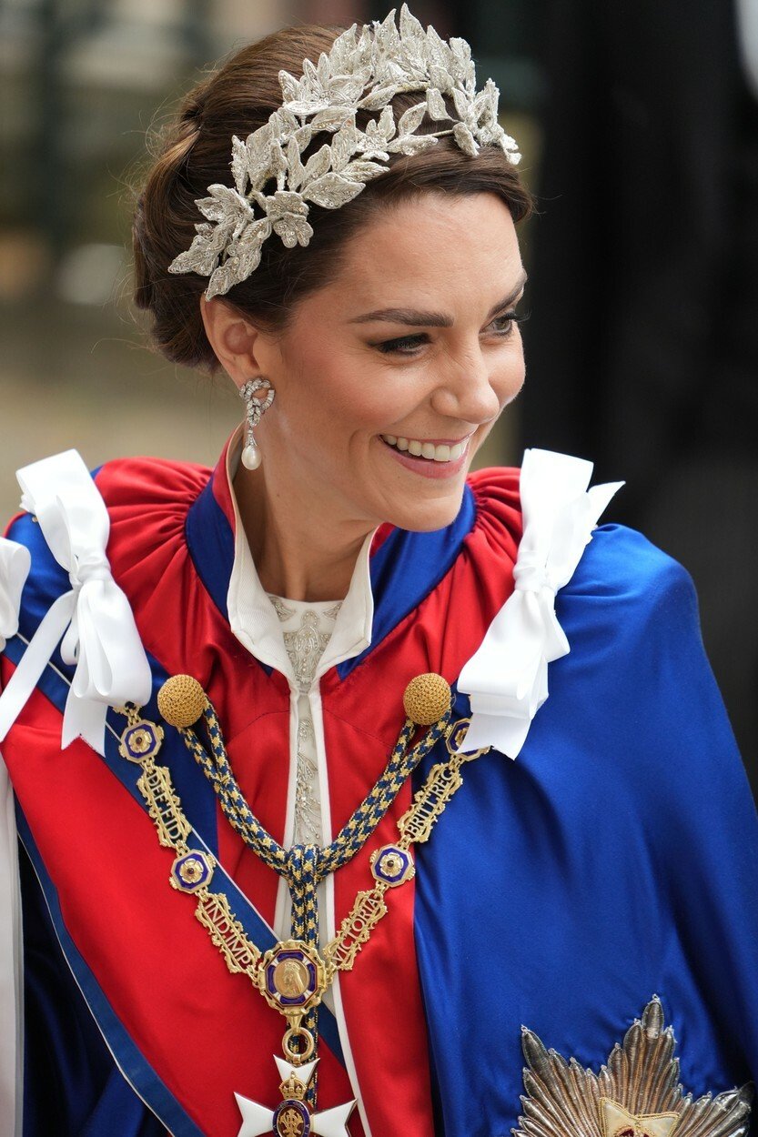 Princezna Kate při korunovaci vyrazila všem dech: Šperky vzdala hold zesnulé Dianě i královně