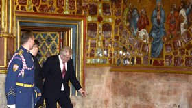 Prezident Miloš Zeman vychází z Korunní komory v katedrále sv. Víta