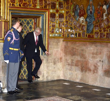 Prezident Miloš Zeman vychází z Korunní komory v katedrále sv. Víta.