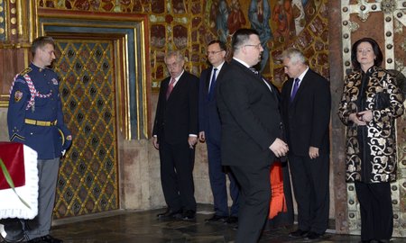 Jako předsedkyně Sněmovny byla Miroslava Němcová (ODS) svědkem toho, jak prezident Miloš Zeman vrávoral nad korunovačními klenoty. Později pak v médiích řekla, že z jeho dechu bylo znát, že nešlo o virózu, jak tvrdil Hrad v oficiálním vysvětlení.