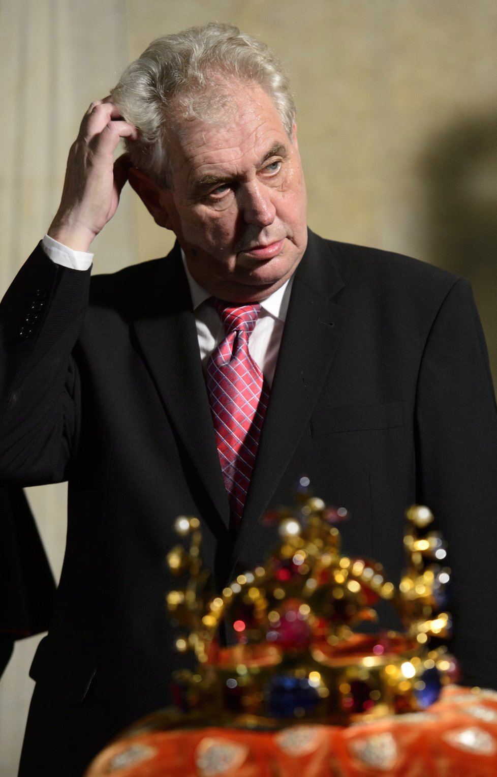 O čem asi prezident Miloš Zeman přemýšlí? Líbila by se mu taková koruna?