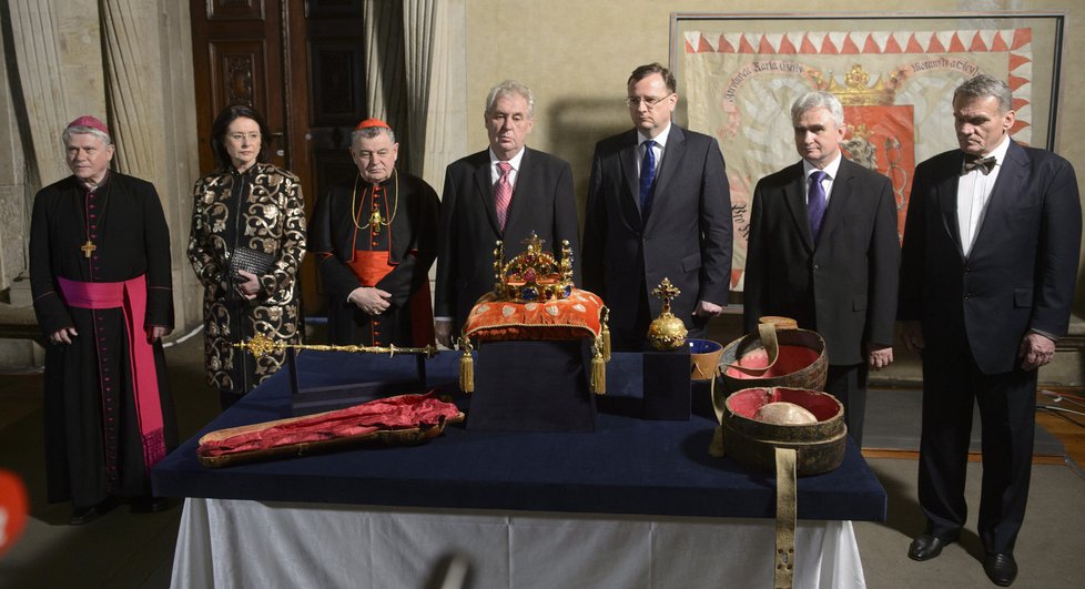 Těchto sedm lidí drží klíče ke korunovačním klenotům.