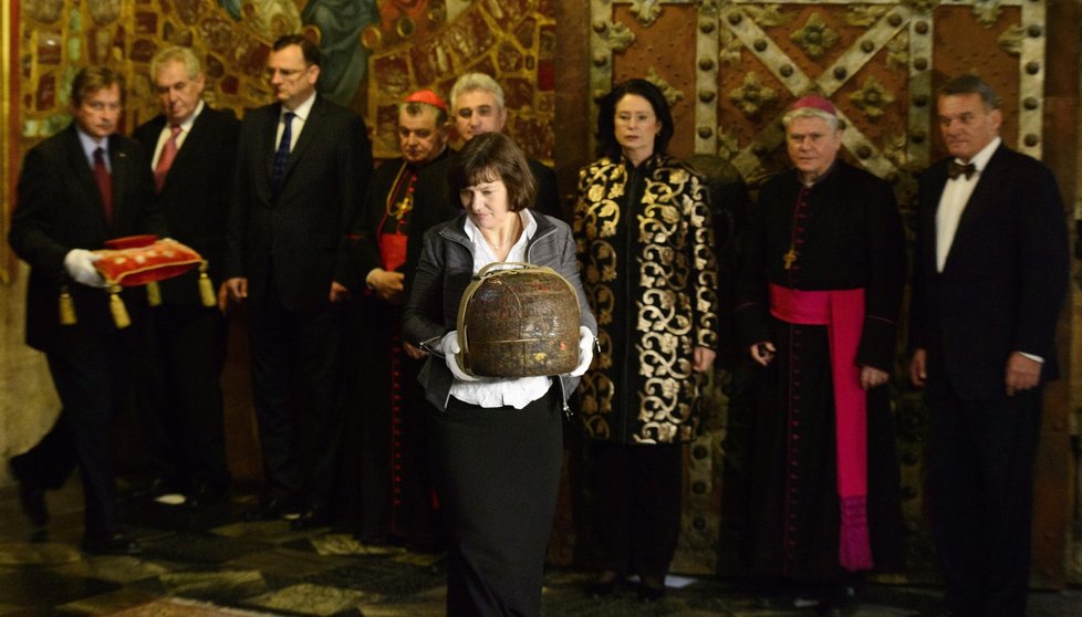 Ředitelka odboru památkové péče Kanceláře prezidenta republiky Ivana Kyzourová vynáší pouzdro s královskou korunou z Korunní komory v katedrále sv. Víta v Praze.