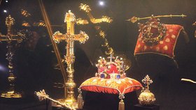 Do souboru korunovačních klenotů patří také další vzácné předměty: korunovační kříž, svatováclavský meč, korunovační roucho českých králů.