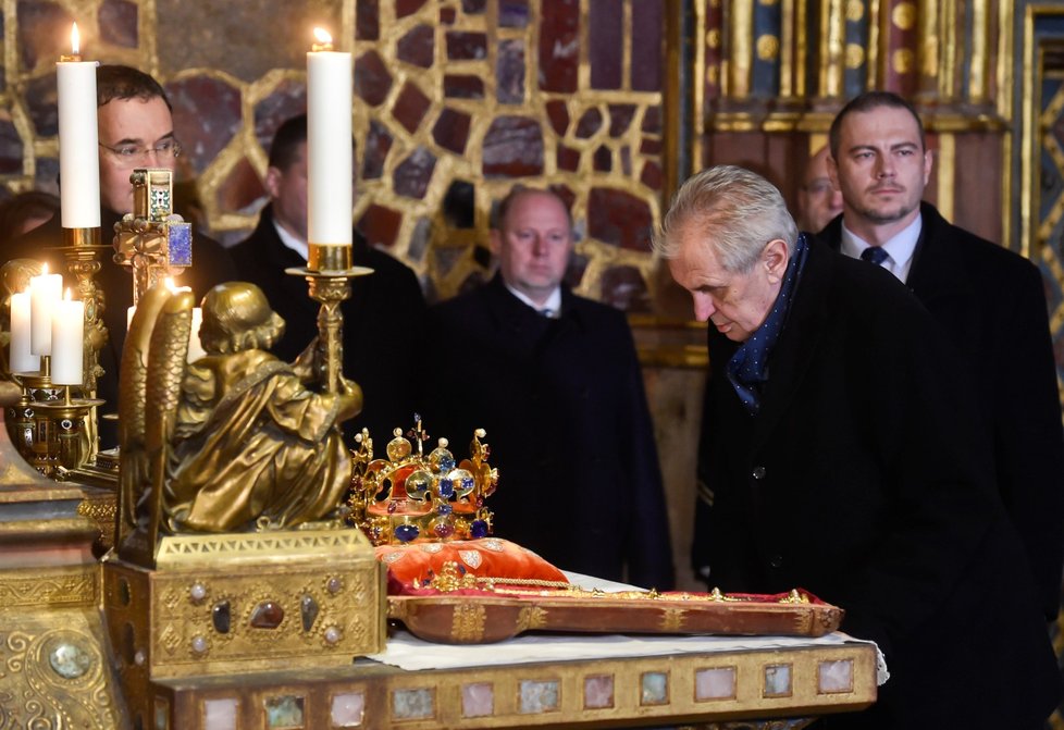 Prezident Zeman se poklonil u korunovačních klenotů.