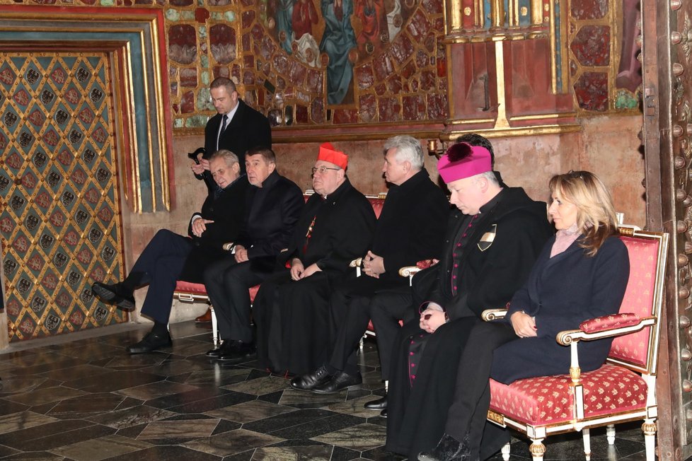 Poprvé se u ceremoniálu vyzvednutí korunovačních klenotů v lednu 2018 sedělo.