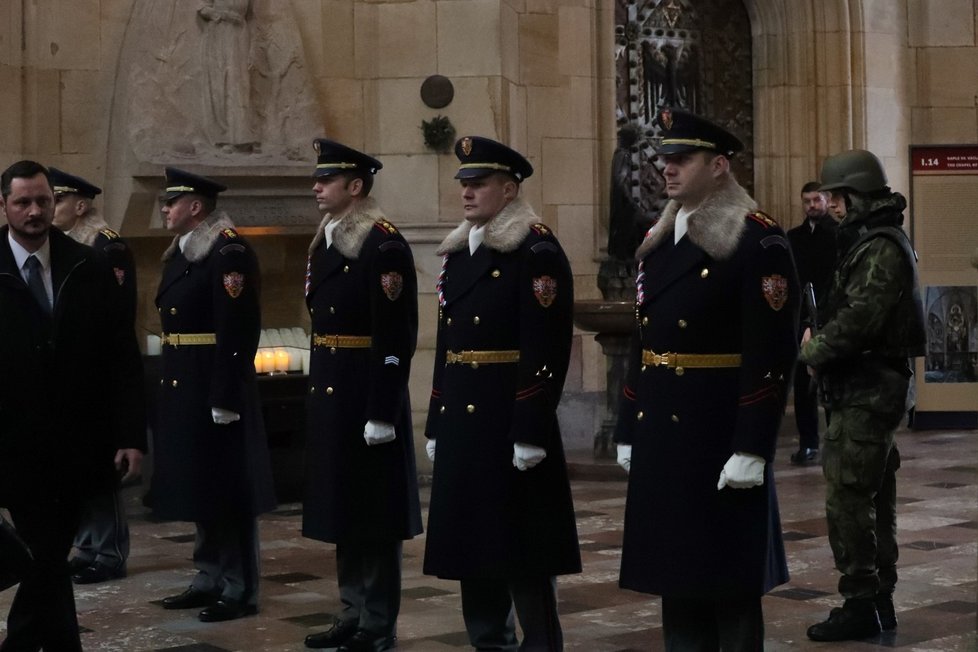 Bezpečnostní opatření během vyzvednutí korunovačních klenotů.