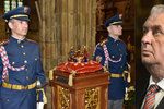 Prezident Zeman a dalších šest klíčníků odemkli Korunní komoru. Po dvou letech budou opět vystaveny korunovační klenoty.