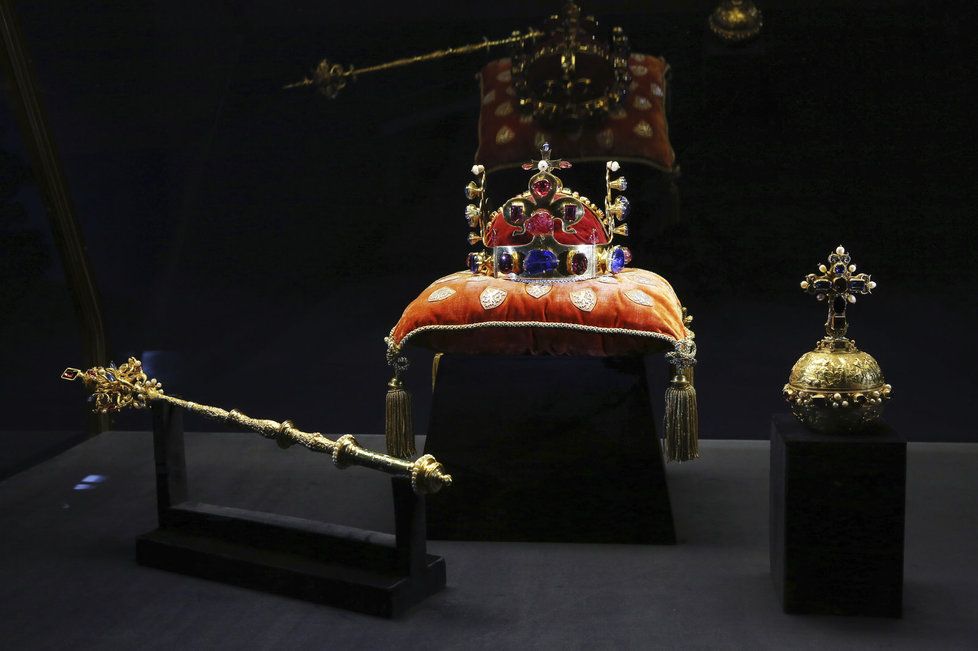 Korunovační klenoty tvoří Svatováclavská koruna s čepičkou, poduškou a pouzdrem, královské jablko s pouzdrem, královské žezlo s pouzdrem a korunovační roucho.