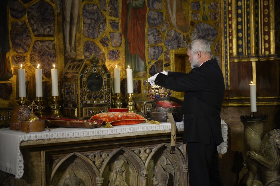 Korunovační klenoty se po dvou týdnech vrátily zpět do Korunní komory.