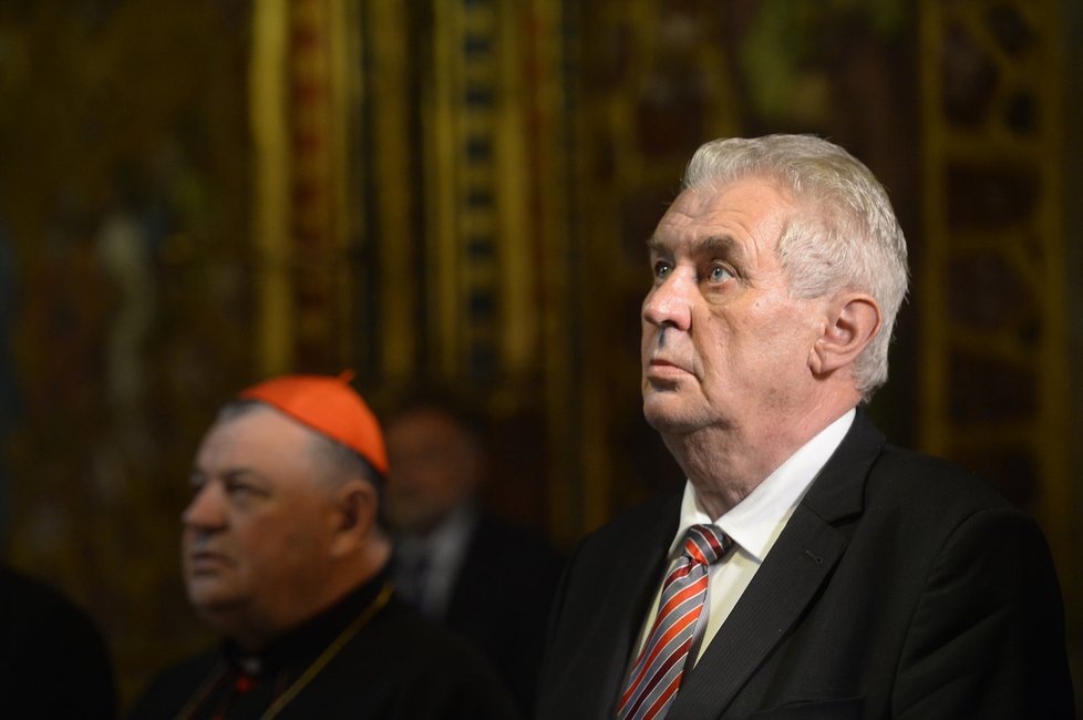 Prezident Zeman při uložení korunovačních klenot.