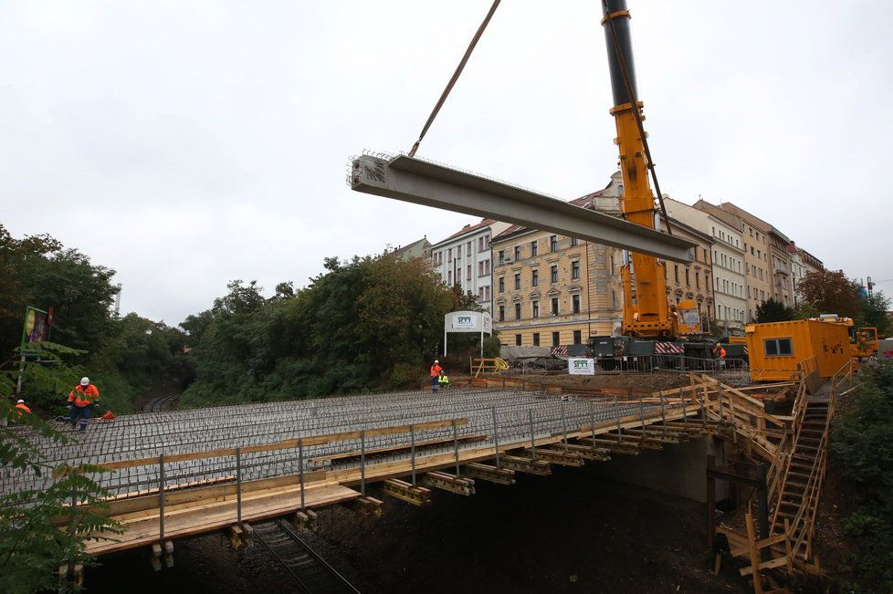 Umístění nosníků mostu v Korunovační ulici probíhalo za plného provozu trati pod ním. Stavba je tak rychlejší a levnější.