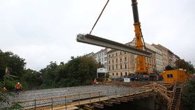 Umístění nosníků mostu v Korunovační ulici probíhalo za plného provozu trati pod ním. Stavba je tak rychlejší a levnější.