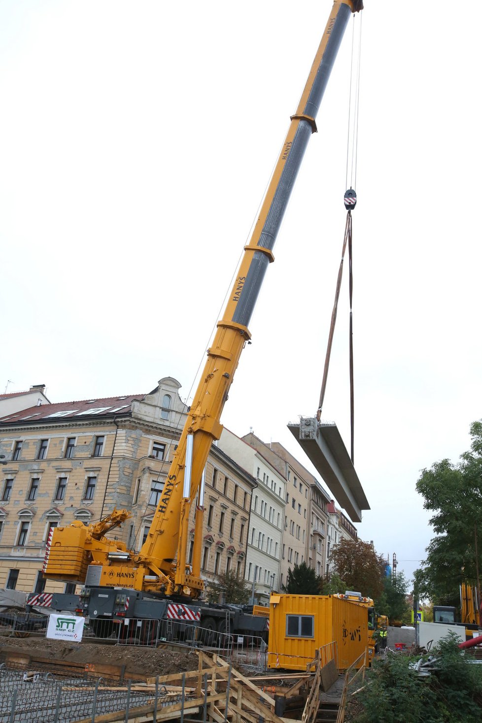 Umístění nosníků mostu v Korunovační ulici probíhalo za plného provozu trati pod ním. Stavba je tak rychlejší a levnější.