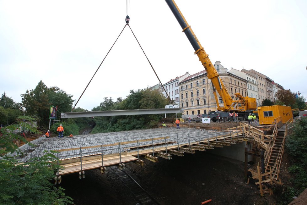 Umístění nosníků mostu v Korunovační ulici probíhalo za plného provozu trati pod ním. Stavba je tak rychlejší a levnější.