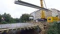 Na kompletně rekonstruovaném mostě v pražské Korunovační ulici stavbaři 7. října pokládali betonové mostní nosníky bez výluky na železniční trati.
