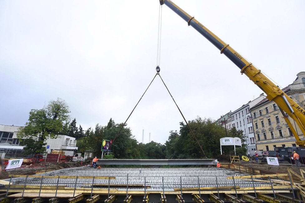 Na kompletně rekonstruovaném mostě v pražské Korunovační ulici stavbaři 7. října pokládali betonové mostní nosníky bez výluky na železniční trati.