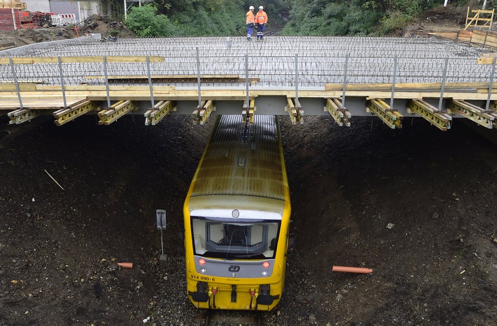 Na kompletně rekonstruovaném mostě v pražské Korunovační ulici stavbaři 7. října pokládali betonové mostní nosníky bez výluky na železniční trati.