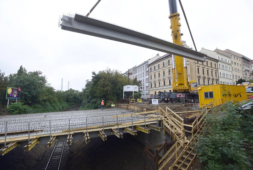 Na kompletně rekonstruovaném mostě v pražské Korunovační ulici stavbaři 7. října pokládali betonové mostní nosníky bez výluky na železniční trati.