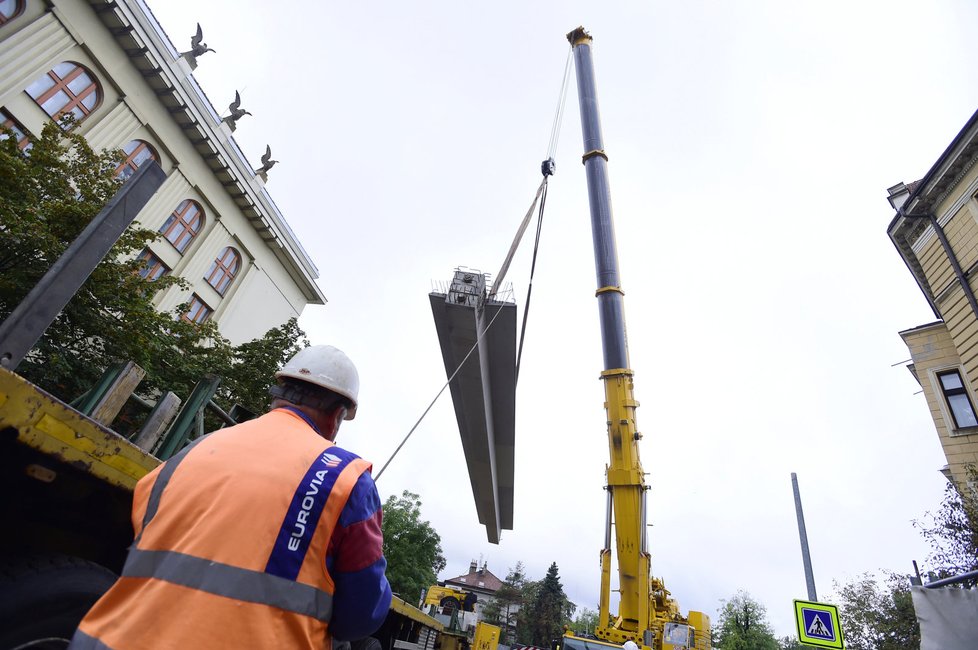 Na kompletně rekonstruovaném mostě v pražské Korunovační ulici stavbaři 7. října pokládali betonové mostní nosníky bez výluky na železniční trati.