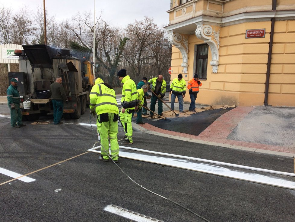 V Korunovační ulici finišují opravy chodníku a tvorba dopravního značení.