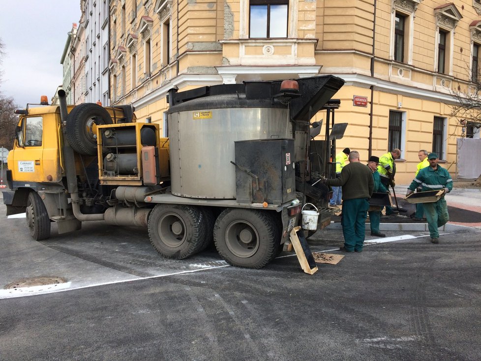 Rekonstrukce Korunovační ulice po dlouhých měsících finišuje.