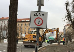 Praha 7 plošně zakázala segwaye, u mostu se proto objevilo adekvátní značení.