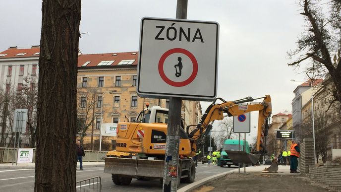 Praha 7 plošně zakázala segwaye, u mostu se proto objevilo adekvátní značení.