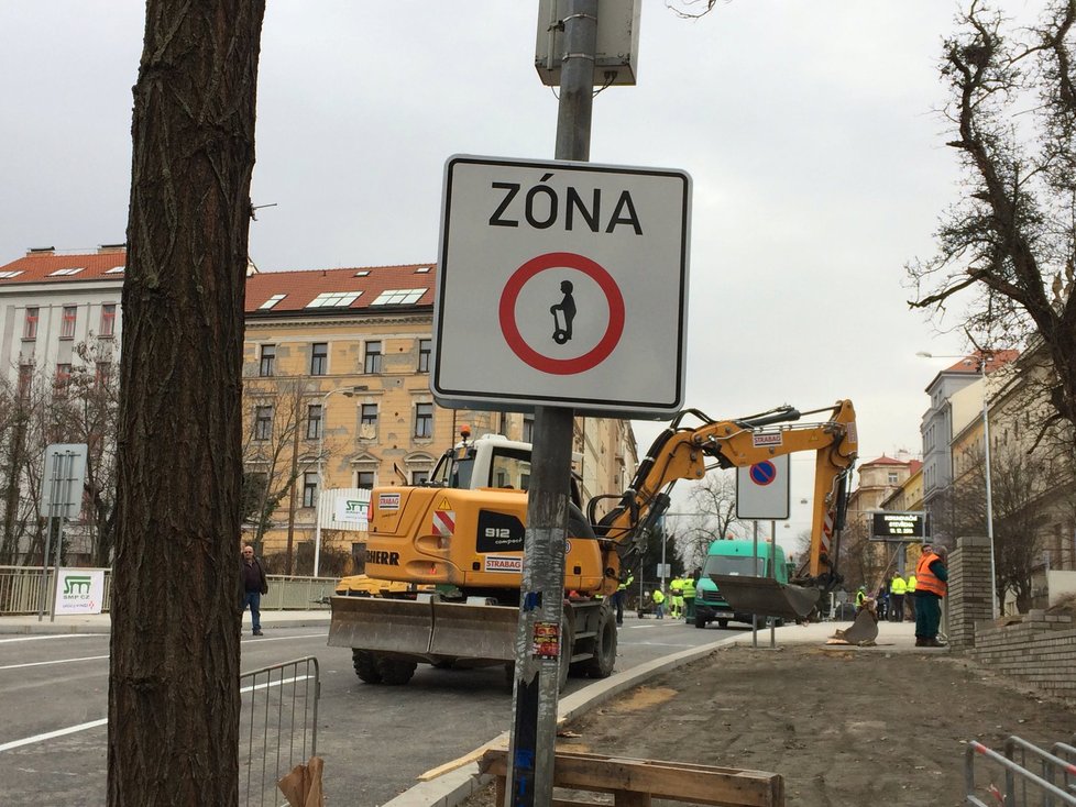 Segwaye do centra Prahy stále nesmí. V zakázaném území je střídají koloběžky.