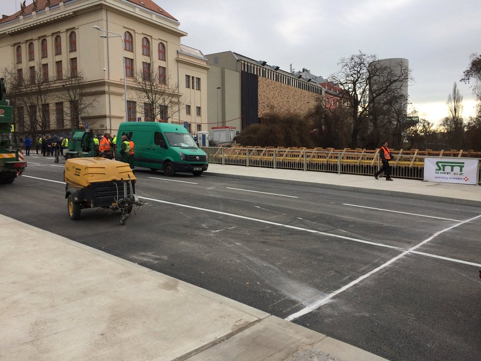 Rekonstrukce Korunovační ulice po dlouhých měsících finišuje.