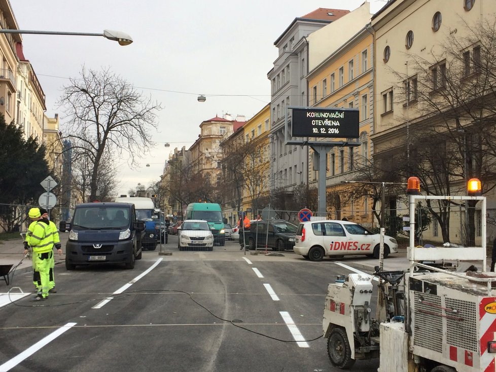 Rekonstrukce Korunovační ulice po dlouhých měsících finišuje.