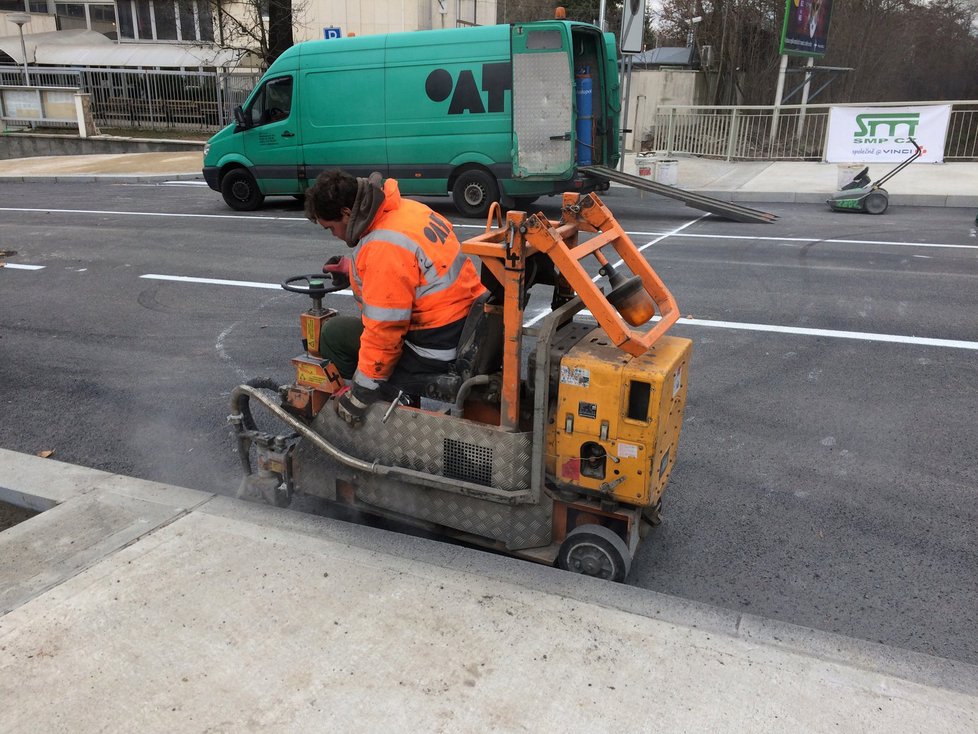 Rekonstrukce Korunovační ulice po dlouhých měsících finišuje.