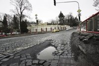 Klíčovou Korunovační ulici na půl roku zavřou. Opraví most nad budoucí rychlodráhou