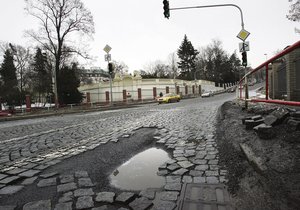 Korunovační ulici čeká rekonstrukce od 5. července do konce roku.